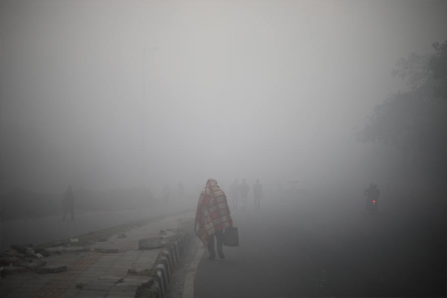 মঙ্গলবার (২৭ ডিসেম্বর) সকালে দিল্লি ছিল এমনই। দেশের রাজধানীর তাপমাত্রা এখন নৈনিতালের থেকে কম। 