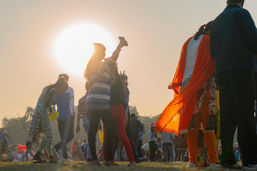 বড়দিনের বিকেলে কলকাতার ময়দান। সব রয়েছে, শুধু শীত নেই। 