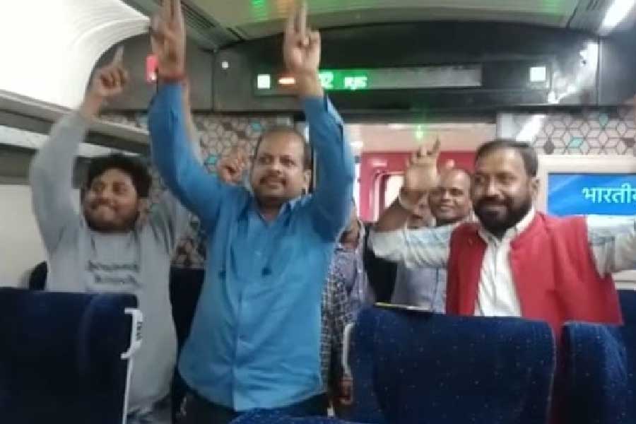 যাত্রাশুরুর আগেই বন্দে ভারতের কোচে উঠে উদ্দাম নাচ বিজেপি কর্মীদের। 