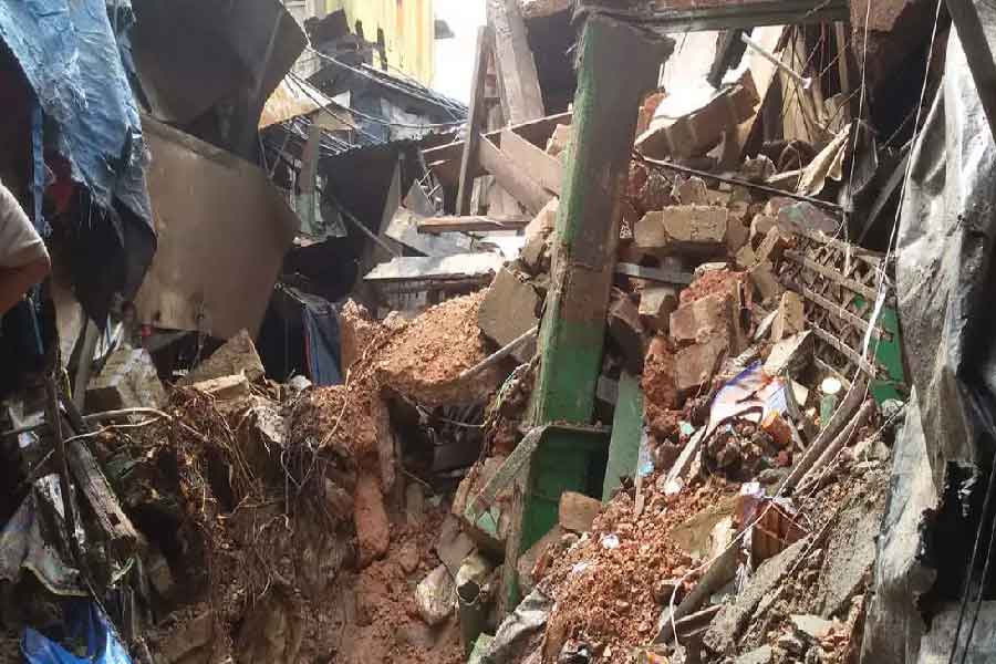 জলের ট্যাঙ্ক ঢালাইয়ের সময় বিপত্তি হাওড়ায়, হুড়মুড় করে ভাঙল কাঠামো, জখম অনেক