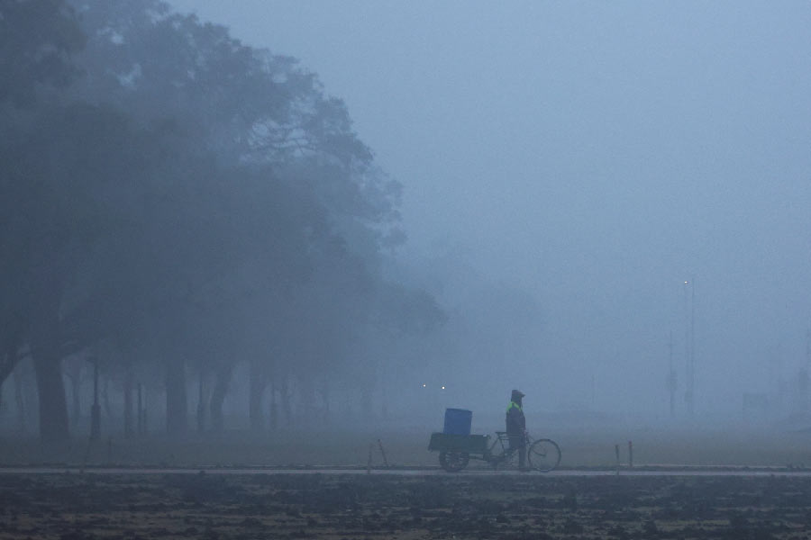 দিল্লিতে মঙ্গলবার তাপমাত্রা এতটাই নেমে গিয়েছে যে, উত্তরাখণ্ডের নৈনিতালকে সর্বনিম্ন তাপমাত্রায় পিছনে ফেলে দিয়েছে। মঙ্গলবার দিল্লিতে সর্বনিম্ন তাপমাত্রা ছিল ৫.৬ ডিগ্রি সেলসিয়াস। সেখানে নৈনিতালের তাপমাত্রা ৭ ডিগ্রি সেলসিয়াস। ঠান্ডার সঙ্গে দিল্লিতে গত কয়েক দিন ধরে কুয়াশারা দাপট বজায় রয়েছে।