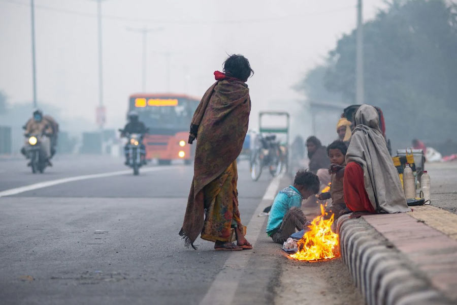 দিল্লির আবার কয়েকটি জায়গায় তাপমাত্রা আরও নীচে নেমেছে। যেমন আয়ানগরে মঙ্গলবার সর্বনিম্ন তাপমাত্রা ছিল ৩.৫ ডিগ্রি সেলসিয়াস।