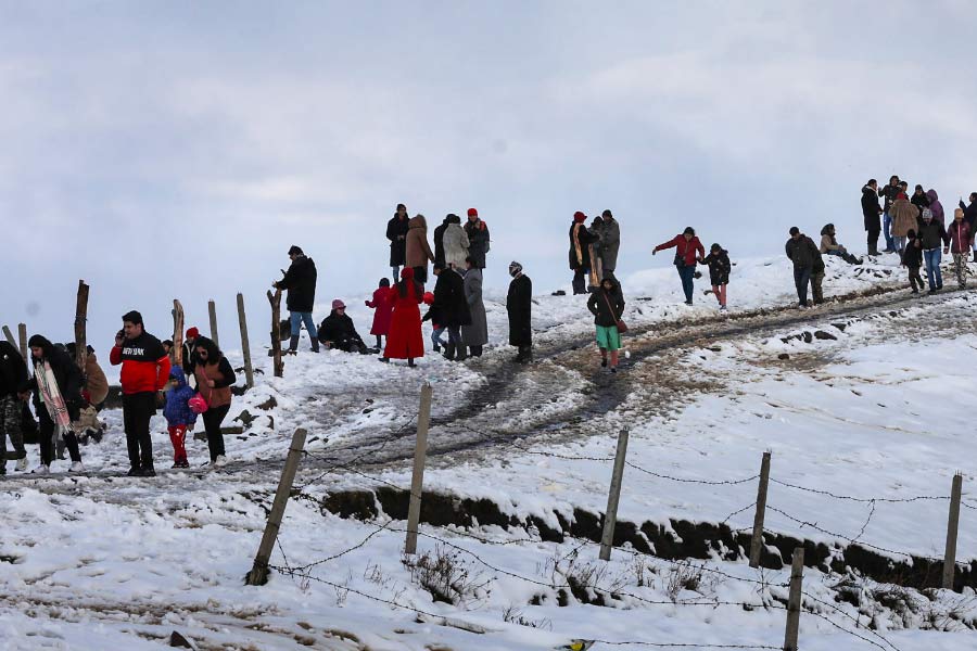 উত্তরাখণ্ডে বারকোটে মঙ্গলবার ছিল এই মরসুমের সবচেয়ে শীতলতম দিন। সেখানে তাপমাত্রা নেমে গিয়েছে ১.৫ ডিগ্রি সেলসিয়াসে। অন্য দিকে, কেদারনাথে সর্বনিম্ন তাপমাত্রা ছিল হিমাঙ্কের ৫.৫ ডিগ্রি সেলসিয়াসের নীচে। দেহরাদূন, মুসৌরি, হরিদ্বারে তাপমাত্রা ৬-৮ ডিগ্রি সেলসিয়াসের মধ্যে ঘোরাফেরা করছে।