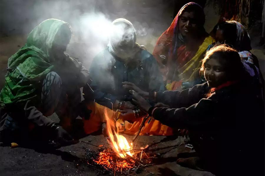 আগামী ৪৮ ঘণ্টার মধ্যে উত্তর ভারতের বেশ কয়েকটি রাজ্যে অতি শৈত্যপ্রবাহের মতো পরিস্থিতি তৈরি হতে পারে। মৌসম ভবন এ বিষয়ে সতর্কতা জারি করেছে। মঙ্গলবার শৈত্যপ্রবাহ পরিস্থিতি বজায় থাকবে পঞ্জাব, হরিয়ানা, চণ্ডীগড় এবং দিল্লিতে। মঙ্গল এবং বুধবার শৈত্যপ্রবাহ পরিস্থিতি থাকবে পশ্চিম উত্তরপ্রদেশে।