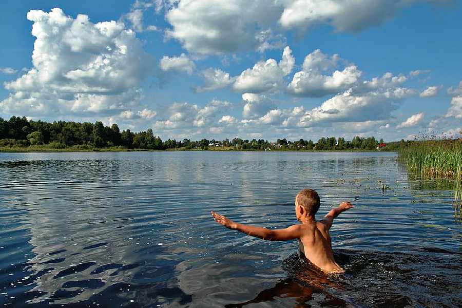 তবে মানবদেহ থেকে এই সংক্রমণ ছড়ানোর সম্ভাবনা তুলনামূলক ভাবে কম। বরং যে এলাকায় এই সংক্রমণ ছড়িয়েছে সেখানকার জলে সাঁতার কাটতে বা জলে নামতে নিষেধ করা হয়েছে। 