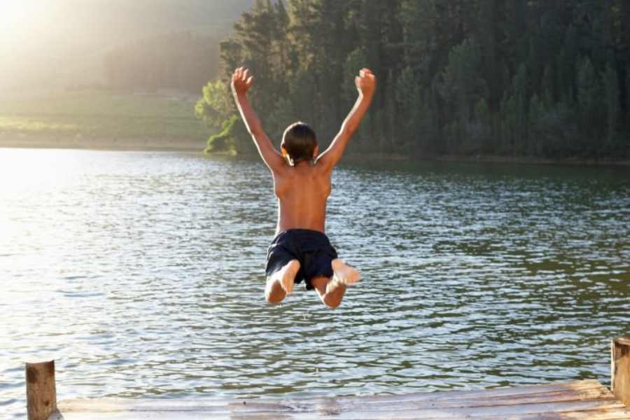 ঘিলুখেকো অ্যামিবা সাধারণত থাকে তাজা জলের পুকুর, হ্রদ, নদী অথবা খাল-বিলে। কোনও বিশেষ দেশ নয়। পৃথিবী জুড়ে যে কোনও দেশে, যে কোনও স্বচ্ছ জলের জলাশয়ে এই অ্যামিবার দেখা মিলতে পারে। 