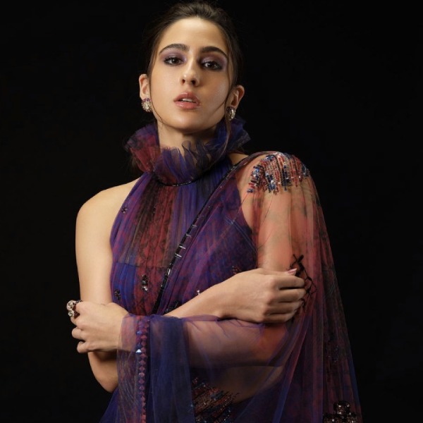 বলিপাড়ার একাংশের দাবি, শ্যুটিং শেষ হওয়ার সঙ্গে সঙ্গেই বন্ধুদের সঙ্গে বেরিয়ে পড়েন সারা। সাধারণত পার্টি করেন বন্ধুদের সঙ্গে। অনেক সময় শুধুমাত্র পার্টি করবেন বলে ব্যস্ত জীবনের মধ্যে আলাদা করে সময় বার করেন তিনি।