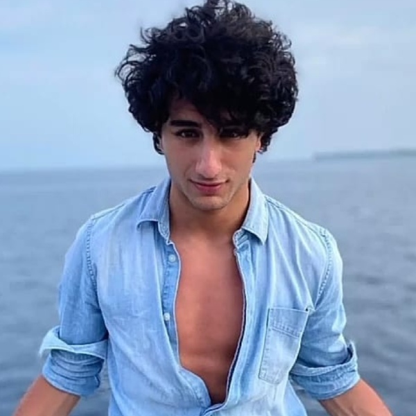 এই তালিকা থেকে বাদ থাকবেন না সারা আলি খানের ভাই ইব্রাহিম আলি খানও। মাঝেমধ্যেই ইব্রাহিমকে মত্ত অবস্থায় দেখা যায়। তাঁর প্রচুর বান্ধবী রয়েছে বলেও শোনা যায়।