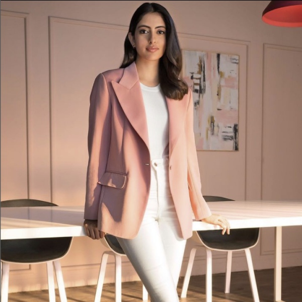 বলিপাড়ায় কানাঘুষো শোনা যায়, বলি অভিনেতা সিদ্ধান্ত চতুর্বেদির সঙ্গে ডেট করছেন নব্যা। কিন্তু এখনও তাঁদের সম্পর্ক নিয়ে জনসমক্ষে দু’জনের কেউই মুখ খোলেননি।