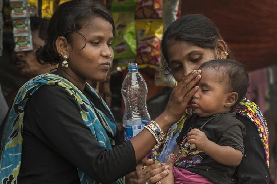 পারদপতনের নিরিখে দিল্লি টেক্কা দিয়েছে নৈনিতালকে। রাজস্থানে পারদ নেমেছে হিমাঙ্কের নীচে। কলকাতা নিয়ে এ হেন কোনও সম্ভাবনার কথা অতি বড় শহরপ্রেমীও বলতে পারবেন না। তা বলে শীতকাল থেকে শীতটাই সরে যাবে, এও কি হয়! হয়েছে তো বটেই। মঙ্গলবার কলকাতায় সর্বনিম্ন তাপমাত্রা ছিল ২০.৭ ডিগ্রি সেলসিয়াস। এর আগে ডিসেম্বরের শেষে সর্বনিম্ন তাপমাত্রা এতটা বেশি কি কখনও ছিল? কী বলছে আলিপুর আবহাওয়া দফতরের পরিসংখ্যান?