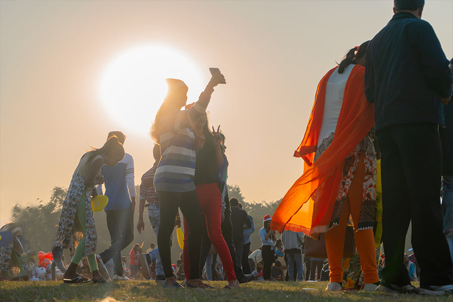 উষ্ণ ডিসেম্বর এই প্রথম নয়। এর আগেও ডিসেম্বরের শেষ সপ্তাহে কলকাতায় সর্বনিম্ন তাপমাত্রা ২০ ডিগ্রি সেলসিয়াসের আশপাশে ঘোরাফেরা করেছে। দু’-এক বার নয়। ১৯৬৯ সাল থেকে তাপমাত্রার পরিসংখ্যান পেশ করেছে আবহাওয়া দফতর। তাতে দেখা গিয়েছে, ডিসেম্বরের শেষ সপ্তাহে এ পর্যন্ত পাঁচ দিন সর্বনিম্ন তাপমাত্রা ২০ ডিগ্রি সেলসিয়াস বা তার বেশি ছিল।