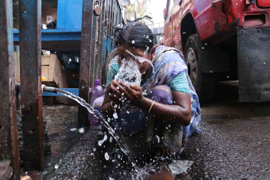 তার আগের বছর, ২০০৩ সালেও ডিসেম্বরে তেমন ঠান্ডা পড়েনি কলকাতায়। ওই বছর ১৬ ডিসেম্বর কলকাতার সর্বনিম্ন তাপমাত্রা ছিল ২০.১ ডিগ্রি সেলসিয়াস। সর্বোচ্চ তাপমাত্রা ছিল ২৮.৫ ডিগ্রি সেলসিয়াস।