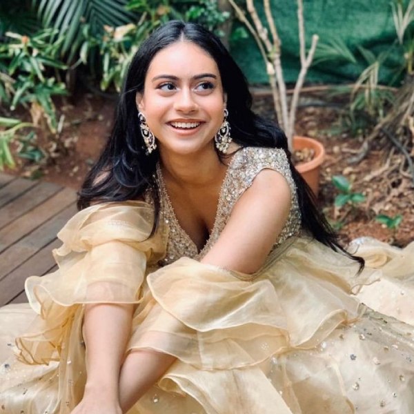 নায়সা নাকি সারা রাত বন্ধুদের সঙ্গে পার্টি করে বেড়ান। যে কোনও উৎসবেই বন্ধুদের বাড়িতে বা রেস্তরাঁয় পার্টি করতে দেখা যায় তাঁকে। 