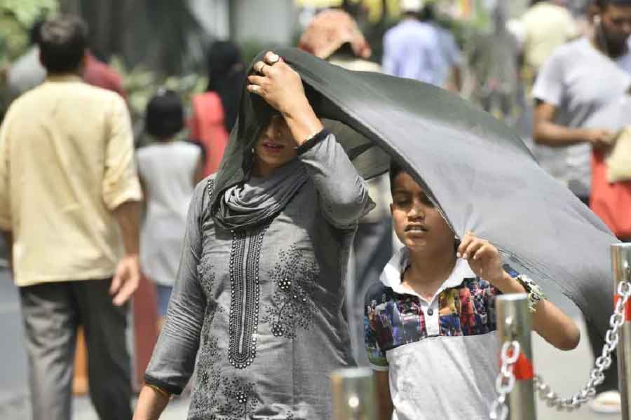 ১৯৮৫ সালের ডিসেম্বরে এক দিন শহর কলকাতায় সর্বোচ্চ তাপমাত্রা ছাড়িয়ে গিয়েছিল ৩০ ডিগ্রি সেলসিয়াসের বেশি। ১৯৮৫ সালের ১৯ ডিসেম্বর কলকাতার সর্বোচ্চ তাপমাত্রা ছিল ৩০.৯ ডিগ্রি সেলসিয়াস। সে দিন কিন্তু সর্বনিম্ন তাপমাত্রা ছিল ১৮.৬ ডিগ্রি সেলসিয়াস।