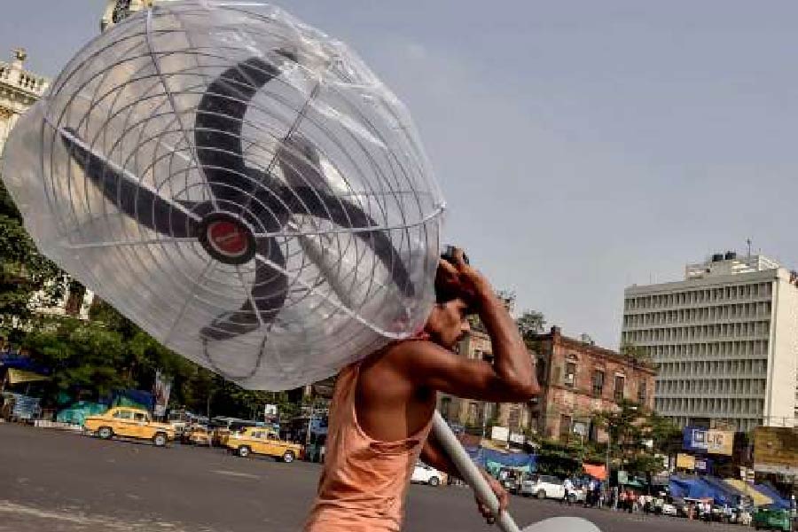 একুশ শতকে সেই সংখ্যাটা আরও বে়ড়েছে। বিশেষজ্ঞরা এর জন্য বিশ্ব উষ্ণায়নকেই দায়ী করেন। পরিসংখ্যান বলছে, ২০০২, ২০০৩, ২০০৪, ২০০৫, ২০০৮, ২০০৯, ২০১১, ২০১২, ২০১৩, ২০১৪, ২০১৯, ২০২০, ২০২২ সালে শহরের সর্বনিম্ন তাপমাত্রা ছিল ১৮ ডিগ্রি সেলসিয়াসের বেশি।
