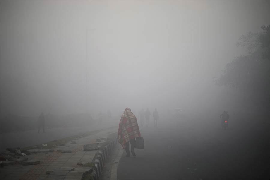 আলিপুর আবহাওয়া দফতরের অধিকর্তা গণেশকুমার দাস জানিয়েছেন, ৫০ বছরে শহরের সর্বনিম্ন তাপমাত্রা ২০.৭ ডিগ্রি সেলসিয়াসে পৌঁছল এই প্রথম। তবে মঙ্গলবার কলকাতা একটু অন্যরকম ‘শীত’ দেখলেও, বুধবার থেকে পরিস্থিতি বদলাবে বলে জানিয়েছেন গণেশ।