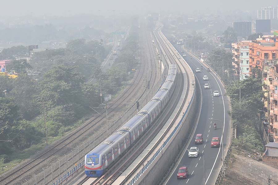 গণেশ বলেন, ‘‘বুধবার ২-৩ ডিগ্রি সেলসিয়াস তাপমাত্রা কমতে পারে বলে পূর্বাভাস রয়েছে। বৃহস্পতিবার আরও ২-৩ ডিগ্রি নামবে পারদ। এই ভাবে বর্ষশেষে কলকাতার সর্বনিম্ন তাপমাত্রা ১৪-১৫ ডিগ্রি সেলসিয়াসে নেমে আসবে।’’