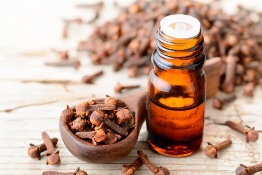 লবঙ্গ তেলে ইউজেনল থাকায় এটি দাঁতের ব্যথা উপশম করে।