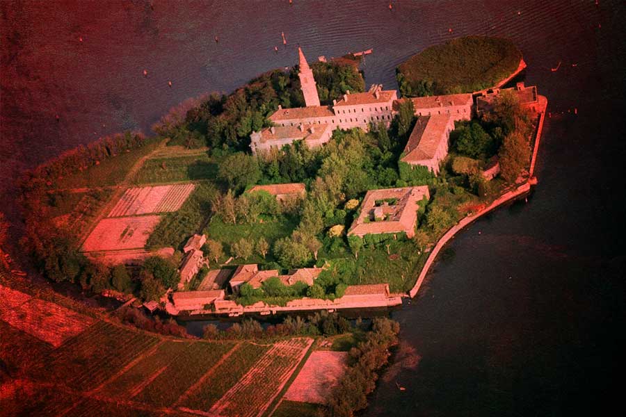 সমুদ্রে ঘেরা দ্বীপে কাছের মানুষের সঙ্গে একান্তে সময় কাটাতে কে না চান! কিন্তু ইটালির পভেলিয়া দ্বীপের কাহিনি সুখানুভূতি তো দেয়ই না, বরং ভয় ধরায়। কথিত আছে, পভেলিয়ায় কাউকে পাঠানো হলে ধরে নেওয়া হত যে, তাঁর মৃত্যু ঘনিয়ে আসছে।