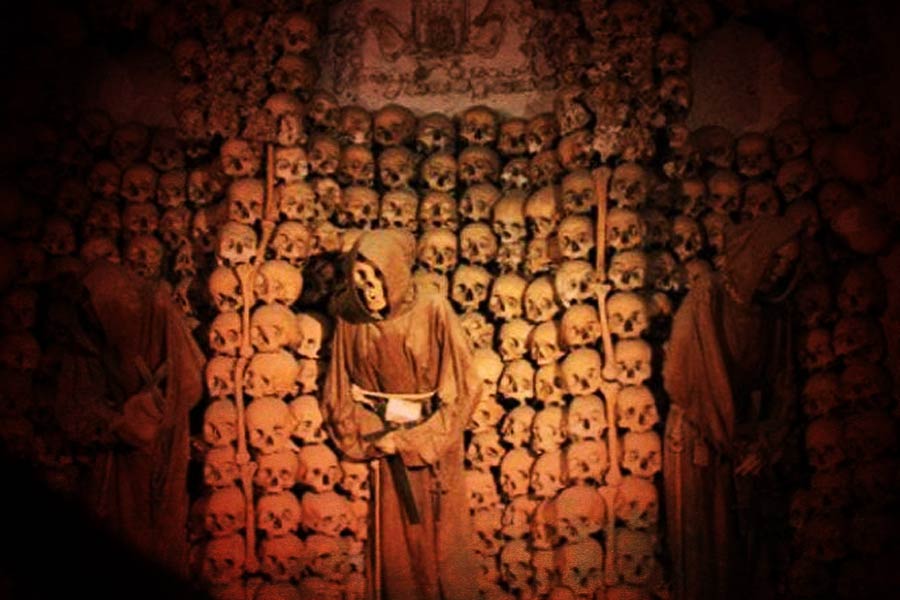 বহু বছর পরিত্যক্ত অবস্থায় পড়েছিল পভেলিয়া দ্বীপ। গির্জা, মানসিক চিকিৎসাকেন্দ্র, হাসপাতাল, টাওয়ার এবং একটি খালের ধ্বংসাবশেষ ইতিহাসের সাক্ষী হিসাবে রয়ে গিয়েছে পভেলিয়াতে। 