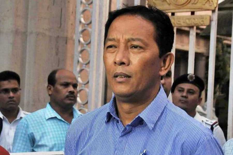 দার্জিলিঙে ‘ঘুরপথে’ গদিচ্যুত হামরো! অনীতের ‘দখলদারি’র প্রতিবাদে তৃণমূল ত্যাগ বিনয়ের