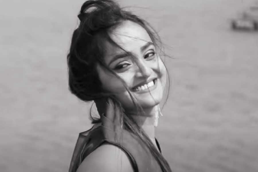 ঝাড়খণ্ডের বাসিন্দা রিয়া। স্বামী এবং তাঁর আড়াই বছরের শিশুকন্যাকে নিয়ে গাড়ি করে রাঁচী থেকে কলকাতায় আসছিলেন রিয়া। গাড়ি চালাচ্ছিলেন তাঁর স্বামী প্রকাশ কুমার। 