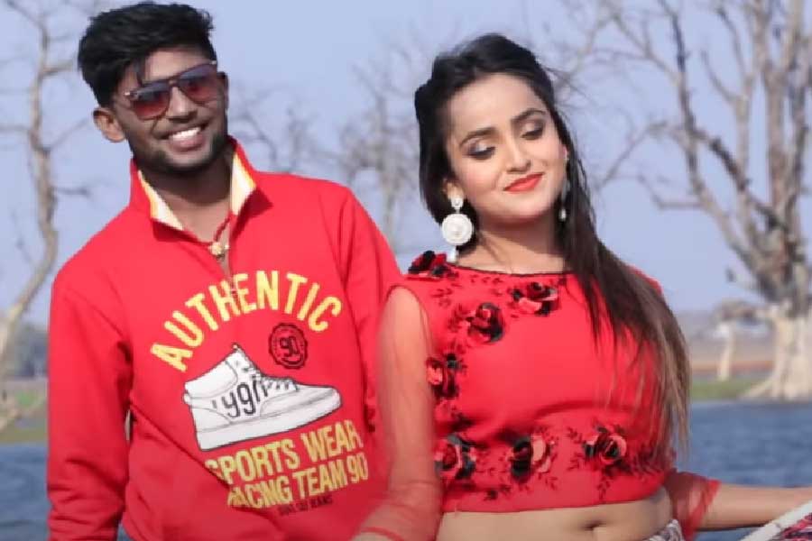 বাগনানের মহিষরেখা সেতুর কাছে প্রকৃতির ডাকে সাড়া দিতে গাড়ি দাঁড় করিয়ে দেন প্রকাশ। গাড়ি থেকে নামার সঙ্গে সঙ্গে তাঁকে ঘিরে ধরে তিন জন দুষ্কৃতী। তিন জনেই সশস্ত্র ছিল বলে দাবি প্রকাশের। টাকা ছিনতাইয়ের চেষ্টাও করেন দুষ্কৃতীরা। বাধা দিতে গাড়ি থেকে নেমে পড়েন রিয়া।