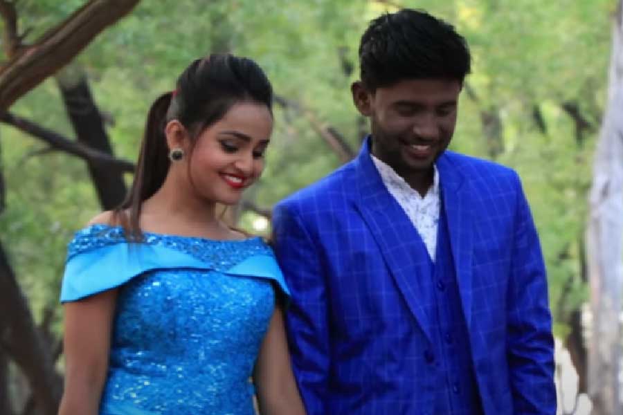 সেই মুহূর্তে রিয়াকে লক্ষ্য করে গুলি চালায় দুষ্কৃতীরা। পয়েন্ট ব্ল্যাঙ্ক রেঞ্জ থেকে গুলি করা হয় রিয়াকে। কানের তলায় গুলি লেগে রক্তাক্ত অবস্থায় মাটিতে লুটিয়ে পড়েন রিয়া। দুষ্কৃতীরা সেই সুযোগে ছিনতাই করে পালিয়ে যায়। 