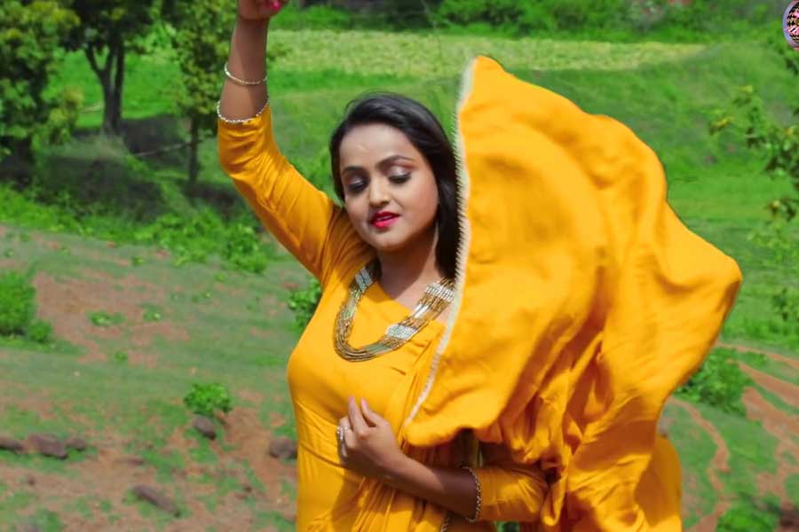 প্রাথমিক তদন্তে নেমে প্রকাশকে জিজ্ঞাসাবাদ শুরু করে পুলিশ। প্রকাশের বক্তব্যে কিছু ‘অসঙ্গতি’ দেখে পুলিশ, তখনই সন্দেহের জাল সামনে আসে। প্রকাশের সমস্ত বয়ান খতিয়ে দেখে পুলিশ। সেতুর কাছে গাড়ি দাঁড় করানো এবং ঠিক সেই সময়েই দুষ্কৃতীদের প্রকাশকে ঘিরে ফেলা— এই দুই ঘটনার সমাপতন ভাবাচ্ছে পুলিশকে।