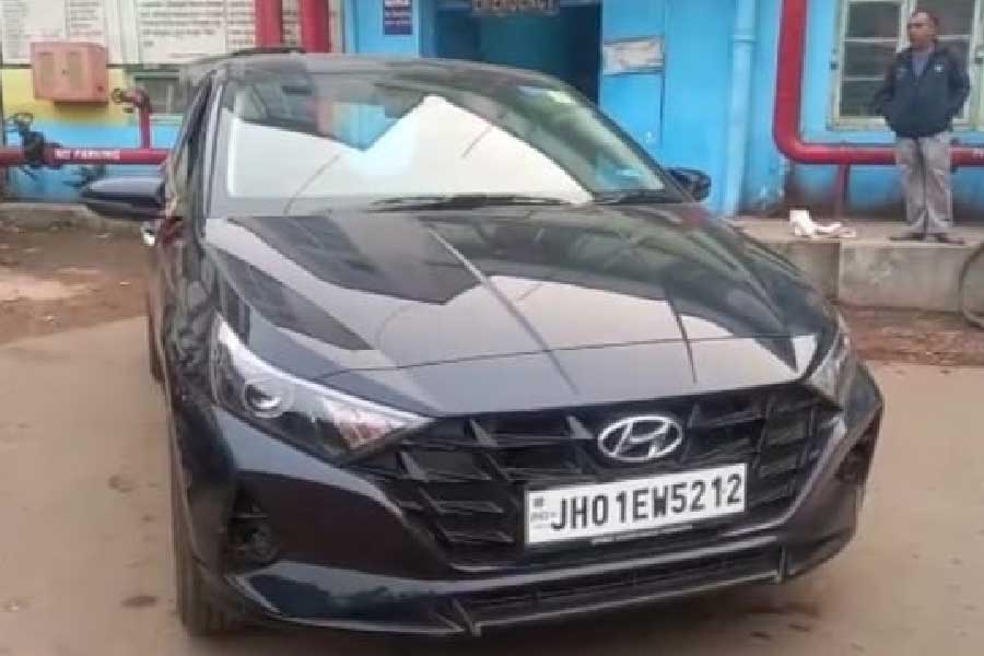 ঘটনাস্থলে প্রকাশকে নিয়ে গিয়ে পুরো বিষয়টি পুনর্নির্মাণ করেন তদন্তকারীরা। যে গুলিটি দিয়ে রিয়াকে খুন করা হয়েছে তার খোলের তল্লাশি চালাচ্ছে পুলিশ। প্রকাশের গাড়িটিও পরীক্ষা করেছেন তদন্তকারীরা। এমনকি ফরেন্সিক দলও গাড়িটি খতিয়ে দেখবে।