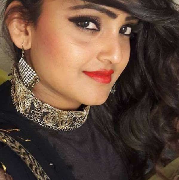 ইউটিউবের কয়েকটি মিউজ়িক ভিডিয়োতে দেখা গিয়েছে রিয়াকে। পেশাগত কারণেই নাকি ঈশা আলিয়া নামটি ব্যবহার করেন তিনি। 