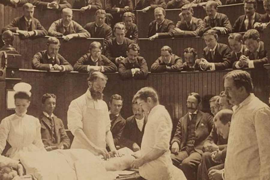 ধীরে ধীরে রবার্টের নামডাক কমতে শুরু করে। ৩ মিনিটে জটিল অস্ত্রোপচার সেরে ফেলা চিকিৎসক নিজের চেম্বারে বসে রোগী দেখার অপেক্ষা করতে থাকেন। 