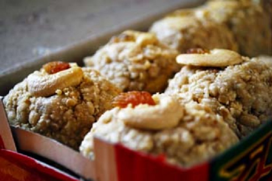 শীতে যে খাবারগুলির দিকে নজর সবচেয়ে বেশি থাকে, তাদের মধ্যে অন্যতম হল জয়নগরের মোয়া। 