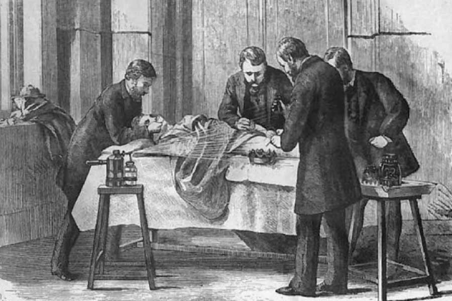 স্কটল্যান্ডে শিক্ষকতার সঙ্গেও যুক্ত ছিলেন রবার্ট। তাঁর প্রশংসা শুনে এডিনবরার রয়্যাল ইনফার্মারিতে তাঁর ডাক পড়ে। চিকিৎসক জর্জ বেলের সঙ্গে কাজ করার সুযোগ পান তিনি। ৪ বছর কাজ করার পর সেখানে দুই চিকিৎসকের সঙ্গে মতান্তর হওয়ায় চাকরি ছাড়েন রবার্ট। 