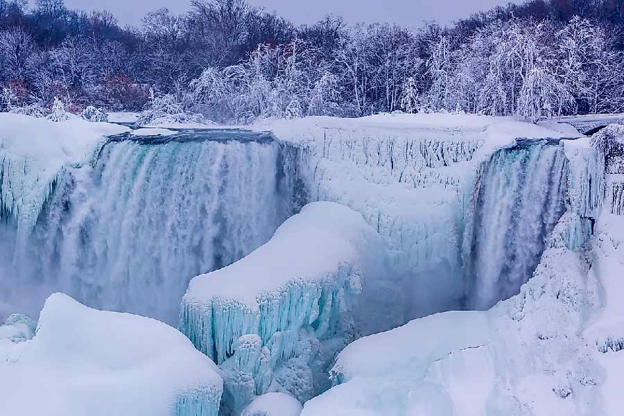 বিপুল জলরাশি নিয়ে নীচে আছড়ে পড়ে নায়াগ্রা জলপ্রপাত। কিন্তু গত কয়েক দিনের তুষারঝড়ে সেই গতি কিছুটা শ্লথ হয়ে গিয়েছে। ছবি: সংগৃহীত।