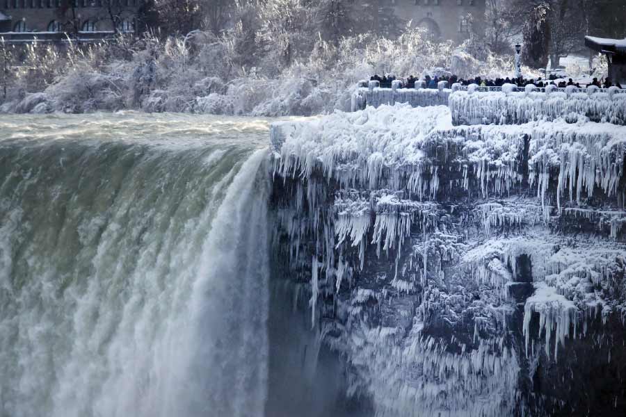 নায়াগ্রা জলপ্রপাত কখনওই পুরোপুরি জমে যাওয়া সম্ভব নয় বলে জানিয়েছেন নায়াগ্রা পার্ক কর্তৃপক্ষ। কারণ এর বিশাল জলরাশি। ছবি: সংগৃহীত।