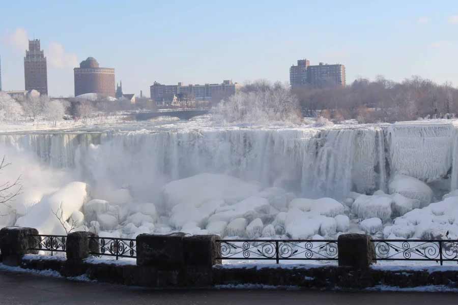 ১৯৬৪ সালের আগে বরফের কারণে নায়াগ্রার জলের গতি বাধাপ্রাপ্ত হত। কারণ নদীর উৎসই ঠান্ডায় জমে যেত। নদীর জলের গতি সচল রাখতে স্টিল আইস-বুম লাগানো হয়। যা বরফের চাঁই জলের উপর জমতে দেয় না। ছবি: সংগৃহীত।
