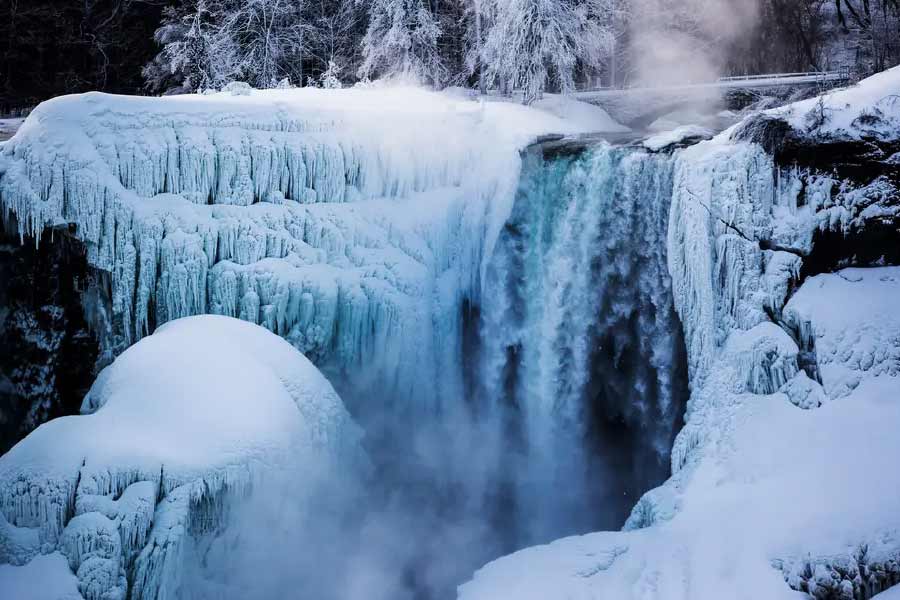 এ বছরে বম্ব সাইক্লোনে নায়াগ্রা জলপ্রপাত জমে গিয়েছে। আপাতদৃষ্টিতে নায়াগ্রা জলপ্রপাতকে দেখে মনে হতে পারে সেটি পুরোপুরি থমকে গিয়েছে। কিন্তু আদৌ তা নয়। জলপ্রপ্রাতের উপরিভাগ জমে গেলেও তলে তলে জলের স্রোত বয়ে চলেছে। এমনটাই জানাচ্ছে নায়াগ্রা পার্কের ওয়েবসাইট। ছবি: সংগৃহীত।