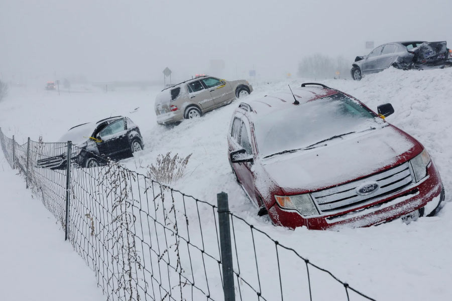 ভয়াবহ পরিস্থিতি নিউ ইয়র্কে। দিন কয়েক আগেই জরুরি অবস্থা ঘোষণা করেছেন নিউ ইয়র্কের গভর্নর ক্যাথি হোচুল। তাঁর কথায়, “প্রবল তুষারপাত, বন্যা, হাড়কাঁপানো ঠান্ডা— সব মিলিয়ে পরিস্থিতি ভয়াবহ। যা অসহনীয় হয়ে উঠেছে। জীবনহানির আশঙ্কা বাড়ছে।” ছবি: রয়টার্স।