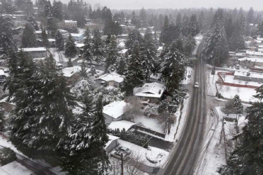 নিউ ইয়র্কের পরিস্থিতি যে ভয়াবহ নায়াগ্রা জলপ্রপাতেই সেই দৃশ্য ধরা পড়েছে। যে বম্ব সাইক্লোনে বিপর্যস্ত নিউ ইয়র্ক-সহ গোটা আমেরিকা, এই প্রাকৃতিক দুর্যোগকে ইতিমধ্যেই ‘শতাব্দীর ভয়ঙ্কর তুষারঝড়’ বলে দাবি উঠতে শুরু করেছে। শুধু নিউ ইয়র্কেই মৃত্যু হয়েছে ২৭ জনের। ছবি: রয়টার্স।