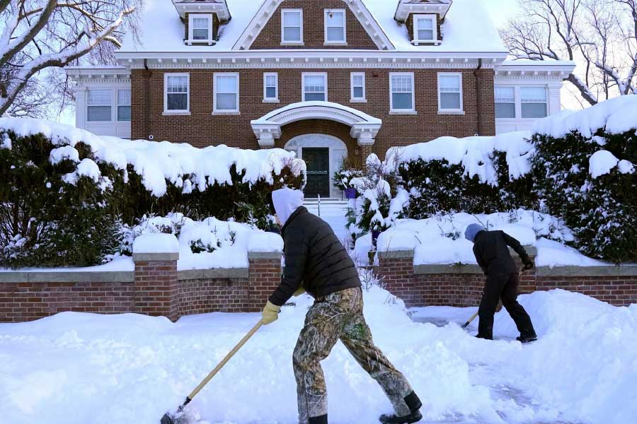 নিউ ইয়র্কের মধ্যে ইরি, বাফেলো এবং নায়াগ্রা কাউন্টির অবস্থা সবচেয়ে শোচনীয়। ইরিতে ইতিমধ্যেই ৩১ জনের মৃত্যু হয়েছে এই তুষারঝড়ে। বাফেলো ডুবে গিয়েছে ৪-৫ ফুট বরফের নীচে। ছবি: রয়টার্স।