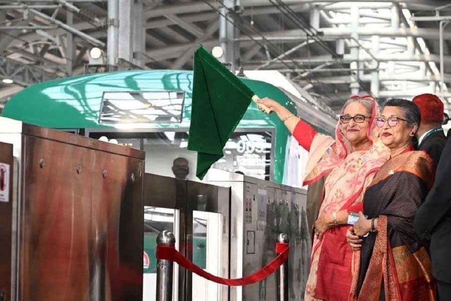 বুধবার, ২৮ ডিসেম্বর বাংলাদেশের প্রধানমন্ত্রী শেখ হাসিনা সূচনা করেছেন ঢাকা মেট্রোরেল পরিষেবার। ট্রেনটি আপাতত পরীক্ষামূলক ভাবে সীমিত কয়েকটি স্টেশনে অল্প সময়ের জন্য চললেও মাস কয়েকের মধ্যে নিয়মিত পরিষেবা শুরু হবে। 