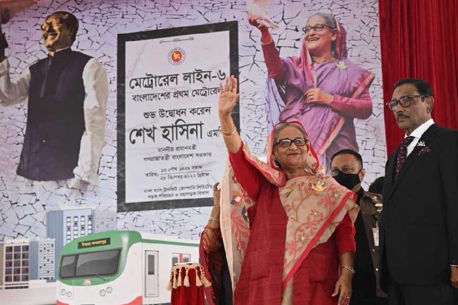 তবে সেই পরিষেবা চালু হওয়ার আগেই পদ্মাপারের ঢাকা মেট্রো বেশ কয়েকটি বিষয়ে টেক্কা দিয়েছে গঙ্গাপারের কলকাতা মেট্রোকে।