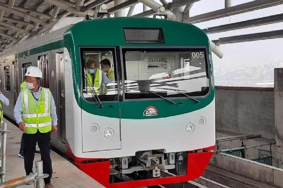 তার পরও ভাড়া এত বেশি হওয়ার কারণ ব্যাখ্যা করে ঢাকার মন্ত্রী জানিয়েছেন, কলকাতার মেট্রোর সঙ্গে ঢাকা মেট্রোর তুলনা করা ঠিক হবে না। কারণ ঢাকা মেট্রোর পরিকাঠামো অনেক আধুনিক। তাই খরচও বেশি। 