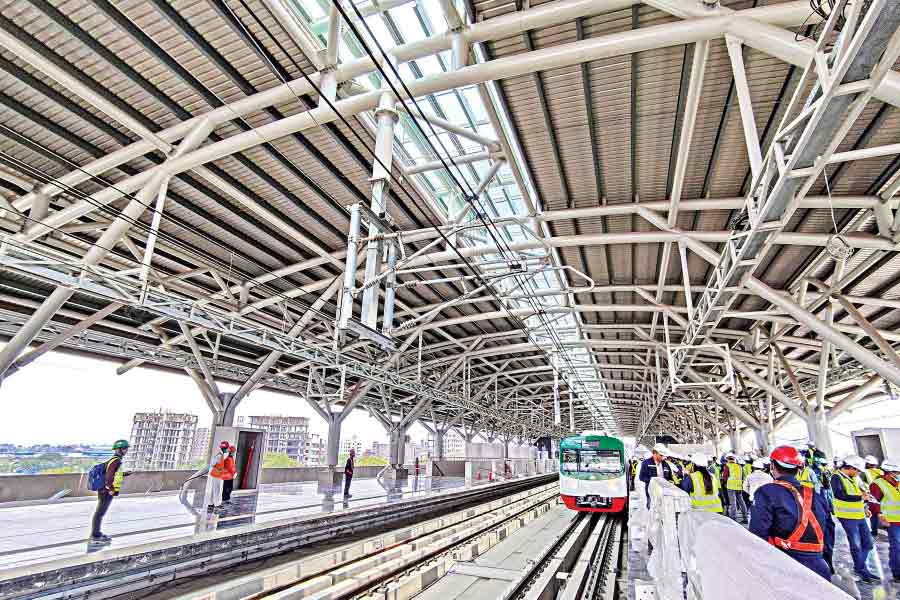 কী কী আধুনিক পরিষেবা রয়েছে ঢাকা মেট্রোয়? বাংলাদেশ সরকার জানিয়েছে, ১৭টি স্টেশনের ২১.২৬ কিলোমিটার পথ ৩৮ মিনিটে অতিক্রম করবে ঢাকা মেট্রো। প্রতি সাড়ে ৩ মিনিট অন্তর ট্রেন এসে দাঁড়াবে স্টেশনে। 