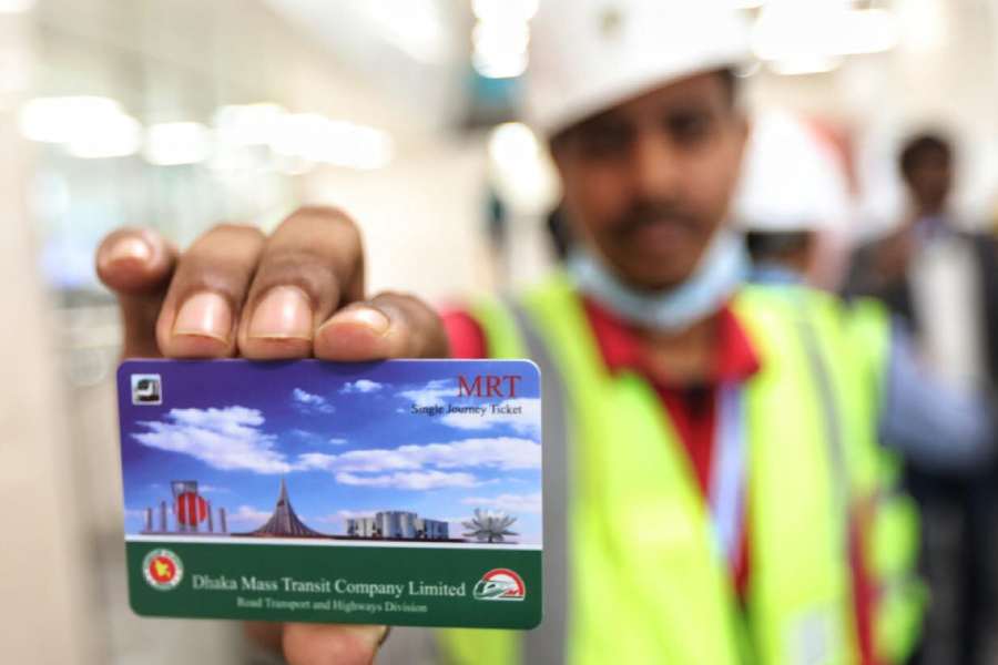 স্মার্ট কার্ডেরও ব্যাবস্থা থাকবে। মেট্রো রেলে যাতায়াতের জন্য এক সপ্তাহের, এক মাসের মেয়াদের কার্ড করাতে পারবেন যাত্রীরা। আবার পারিবারিক কার্ডেরও সুবিধা থাকবে। নির্ঝঞ্ঝাট যাতায়াতের জন্য র‌্যাপিড পাসেরও ব্যবস্থা থাকবে মেট্রোর যাত্রীদের জন্য। 