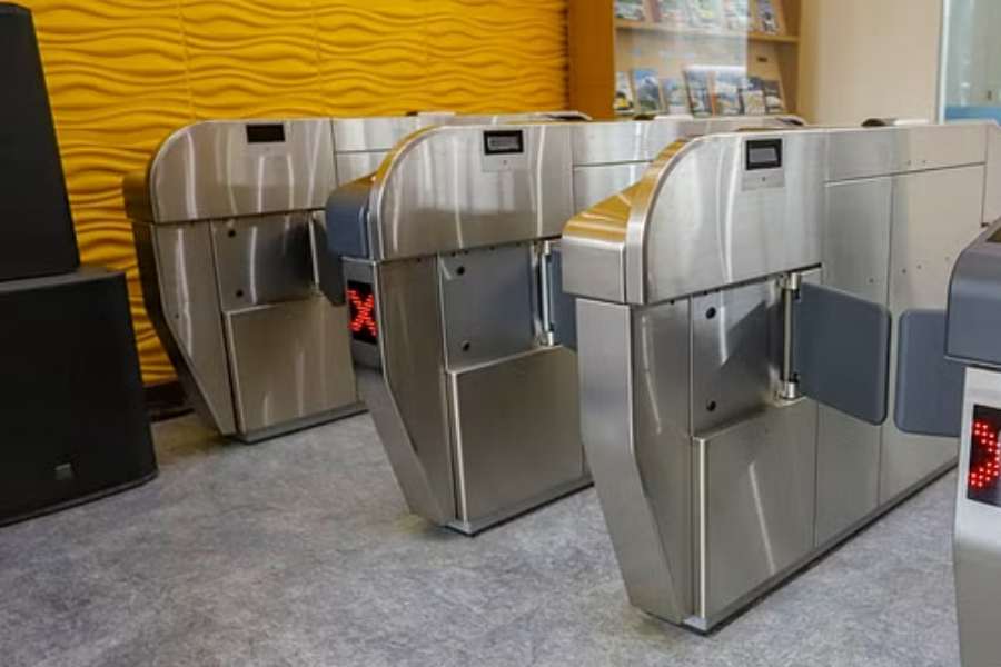 বিশেষ ভাবে সক্ষম যাঁরা, তাঁদের জন্য থাকবে টিকিট কাটা, টিকিট জমা দেওয়া এবং প্ল্যাটফর্মে ঢোকা-বেরনোর আলাদা ব্যবস্থা। হুইলচেয়ারের কথা মাথায় রেখে টিকিট বুথ গুলিকে নীচু করা হয়ছে। আলাদা প্রবেশ পথও প্রশস্ত করা হয়েছে তাঁদের কথা ভেবে। 