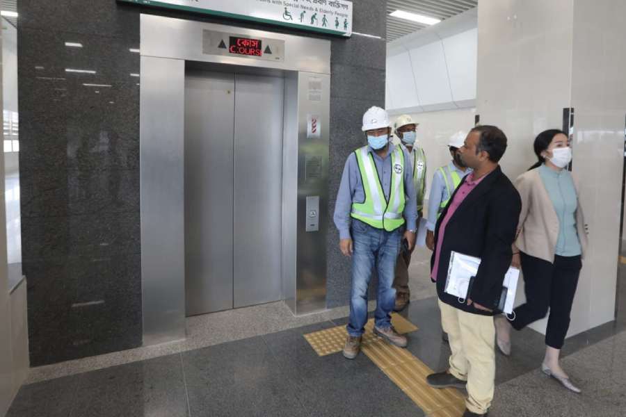 বিশেষ চাহিদা সম্পন্নদের জন্য লিফটেও থাকবে বিশেষ সুবিধা, ধরার হাতল, নীচু কন্ট্রোল প্যানেল, ব্রেইলের নির্দেশিকা। এ ছাড়া দৃষ্টিহীনদের জন্য ব্লাইন্ডস্টিক, মূক বধিরদের জন্য ডিজিটাল নির্দেশিকা, হলুদ রঙে আলাদা করে দেওয়া নির্দিষ্ট পথ। আলাদা লিফট্ এমনকি আলাদা আসনেরও ব্যবস্থা থাকবে।