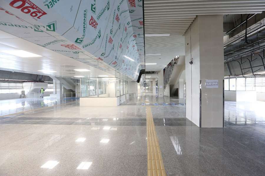 মহিলা যাত্রীদের জন্যও বিশেষ সুবিধার ব্যবস্থা থাকছে ঢাকা মেট্রোস্টেশনে। দোতলার কনকোর্স হলে তাঁদের জন্য থাকবে আলাদা শৌচাগার, বিশ্রামঘর, এমনকি সদ্যোজাতদের নিয়ে যাতায়াতকারী মায়েদের সুবিধার জন্য ডায়াপার পরিবর্তনের ব্যবস্থাও রাখা হয়েছে কনকোর্স হল সংলগ্ন এলাকায়।