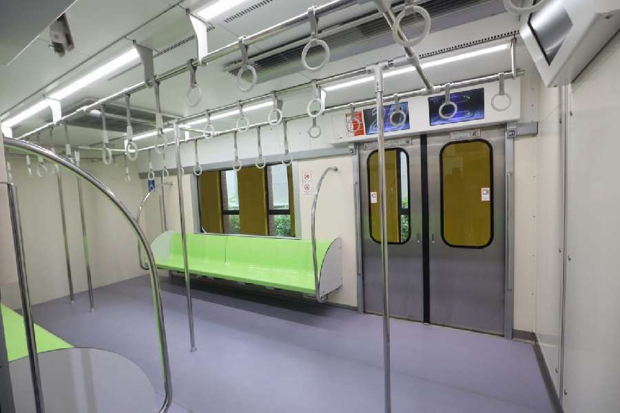 মেট্রোরেলের ভিতরেও অন্তঃসত্ত্বা এবং বয়স্ক যাত্রীদের জন্য আসন সংরক্ষিত রাখা হয়েছে। 